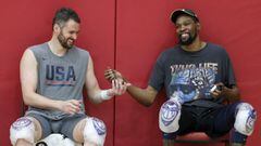 Kevin Durant junto a Kevin Love durante el entrenamiento de la selecci&oacute;n de EE UU previo a los Juegos de Tokio.