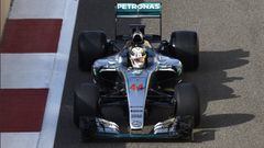 Hamilton acalla los rumores y participa en el test de Pirelli