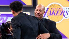 Lonzo Ball celebra con su padre LaVar Ball el haber sido elegido por los Lakers en el draft 2017 de la NBA.