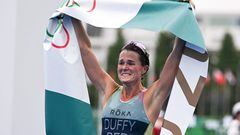 La triatleta de Bermudas Flora Duffy celebra su victoria en la prueba de triatlón de los Juegos Olímpicos de Tokio 2020.