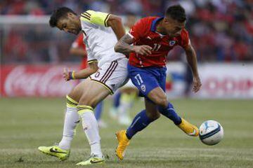 Eduardo Vargas disputa una pelota durante el partido ante Venezuela. 