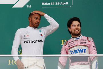 Lewis Hamilton celebra junto a 'Checo' Perez.