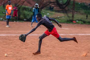 El fotógrafo de AFP, Badru Katumba, ha realizado un reportaje visual sobre cómo son las condiciones de los más jóvenes aficionados al béisbol en Gayaza, ciudad en el distrito de Wakiso en la región de Buganda en Uganda.