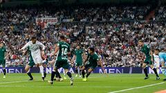 Cristiano Ronaldo intenta un remate de cabeza mientras cuatro defensas lo rodean, el 20 de septiembre de 2017.