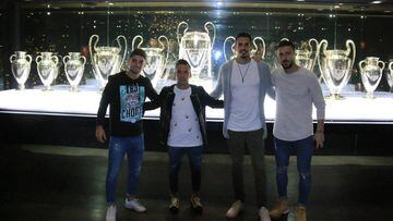 Fran Garc&iacute;a, Quero, Pol y Dioni posan delante de las 12 Copas de Europa del conjunto blanco en la sala &lsquo;Reyes de Europa&rsquo; del museo madridista.