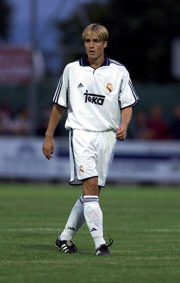 Comenzó en los filiales del Real Madrid hasta llegar al primer equipo donde estuvo desde 1998 hasta 2000. Jugó con el Mallorca tres temporadas entre 2006 y 2009.