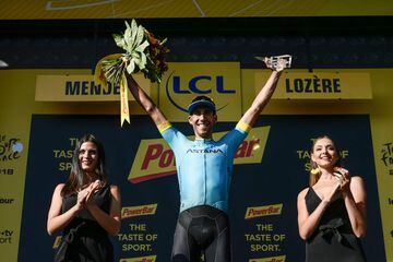 El español Omar Fraile celebra su victoria en el podio después de ganar la 14ª etapa de la 105ª edición del Tour de Francia, entre Saint-Paul-Trois-Chateaux y Mende.