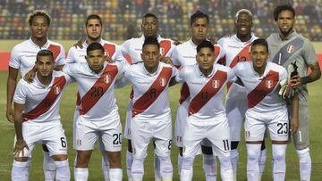 Peru&#039;s football team pose before a friendly football match against Costa Rica at the Monumental stadium in Lima on June 5, 2019, ahead of Brazil 2019 Copa America. (Photo by CRIS BOURONCLE / AFP)