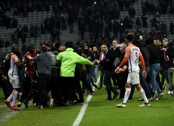 Los aficionados del Lille invadieron el campo e intentaron agredir a su propios jugadores.