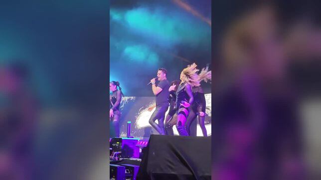 Viral: Ari Borovoy baila raro en concierto de OV7 y se vuelve en tendencia VIDEO