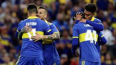 Boca Juniors' forward Dario Benedetto (2-L) celebrates with his teammate forward Martin Payero (L) after scoring a goal against Aldosivi during their Argentine Professional Football League Tournament 2022 match at La Bombonera stadium in Buenos Aires, on October 9, 2022. (Photo by ALEJANDRO PAGNI / AFP)