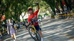 El ciclista neerlandés Milan Vader celebra su victoria en la general del Tour de Guangxi.