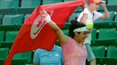 La tunecina Ons Jabeur festeja con una bandera de su pa&iacute;s la victoria en segunda ronda ante la eslovaca Dominika Cibulkova.