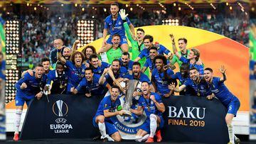 BAKU, AZERBAIJAN - MAY 29:  Cesar Azpilicueta of Chelsea and Gary Cahill of Chelsea celebrates with the Europa League Trophy following there team&#039;s victory in the UEFA Europa League Final between Chelsea and Arsenal at Baku Olimpiya Stadionu on May 2