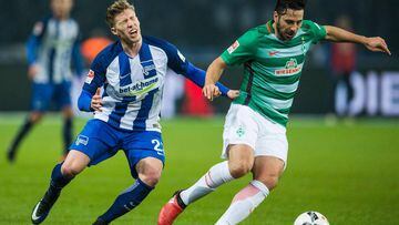 Pizarro es defendido por el defensa del Hertha Berlin Mitchell Weiser