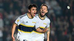 SANTA FE, ARGENTINA - SEPTEMBER 04: Luca Langoni of Boca Juniors celebrates with teammate Darío Benedetto after scoring his team's second goal during a match between Colón and Boca Juniors as part of Liga Profesional 2022 at Brigadier General Estanislao Lopez Stadium on September 4, 2022 in Santa Fe, Argentina. (Photo by Luciano Bisbal/Getty Images)