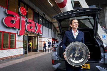 Marianne van Leeuwen, directora de la f&uacute;tbol de la KNVB, llev&oacute; el trofeo al Johan Cruijff Arena. 