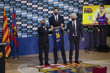 Josep Cubells, directivo del Fútbol Club Barcelona y responsable de su sección de baloncesto, y Joan Laporta dando la bienvenida a Pau Gasol. 

