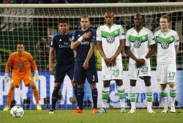 Real Madrid's Casemiro and Pepe stand in the defnesive wall with Wolfsburg's Naldo, Josuha Guilavogui and Andre Schurrle