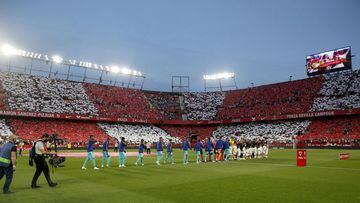 Formación de los jugadores del Sevilla y Real Madrid.