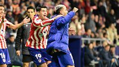Atletico Madrid's Argentinian forward Angel Correa celebrates with Atletico Madrid's Spanish forward Alvaro Morata (L) on the sidelines after scoring his team's first goal during the Spanish league football match between Club Atletico de Madrid and Getafe CF, at the Wanda Metropolitano stadium in Madrid, on February 4, 2023. (Photo by JAVIER SORIANO / AFP)