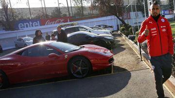 Arturo Vidal luce su nuevo Ferrari de $150 millones