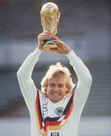 Ex delantero alemán y uno de los jugadores más importantes en la historia de su país. Logró la Eurocopa de 1996 y el Mundial de Italia 1990.
