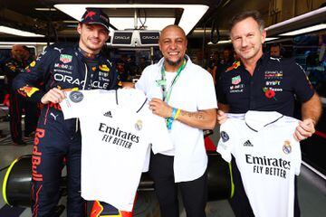 Roberto Carlos entrega una camiseta del Real Madrid a
Max Verstappen y Christian Horner antes del Gran Premio. 