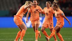 Stefanie van der Gragt celebra su gol a Portugal junto a sus compañeras.