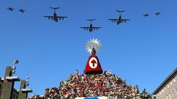 Aviones del Ala 15 y 31 vuelan por encima de la Virgen del Pilar durante la tradicional ofrenda de flores en el día de su festividad.