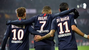 Paris Saint-Germain&#039;s French forward Kylian Mbappe (C) is congratulated by Paris Saint-Germain&#039;s Brazilian forward Neymar (L) and Paris Saint-Germain&#039;s Argentine midfielder Angel Di Maria after scoring a goal during the French L1 football m