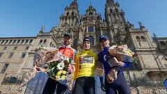 El ciclista danés Jonas Vingegaard celebra su victoria en el podio junto al segundo y tercer clasificados, el español Jesús Herrada y el portugués Rubén Guerreiro, tras la etapa final de la carrera ciclista O Gran Camiño en Santiago de Compostela.