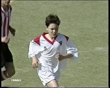 Andrés Iniesta nació en Fuentealbilla el 11 de mayo de 1984. Su formación futbolística comenzó en las categorías inferiores del Albacete Balompié, en el que ingresó con ocho años.