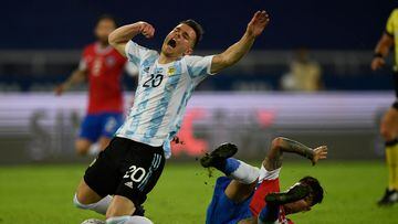(FILES) In this file photo taken on June 14, 2021, Argentina's Giovani Lo Celso (L) is challenged by Chile's Erick Pulgar during their Conmebol Copa America 2021 football tournament group phase match at the Nilton Santos Stadium in Rio de Janeiro, Brazil. - Gio Lo Celso, a key player in the midfield of Argentina's national football team, will miss the Qatar-2022 World Cup after failing to recover from an injury, local media Ol� and TyC Sports reported on October 8. (Photo by MAURO PIMENTEL / AFP)