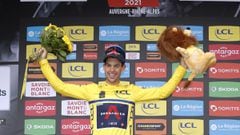 Richie Porte posa con el maillot amarillo como ganador de la general del Criterium del Dauphin&eacute; 2021.