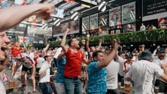 Locura en Londres con el gol de Sterling: lluvia de cerveza y ni una mascarilla entre el público