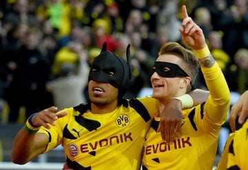 Aubameyang y Marco Reus del Borussia Dortmund celebraron de esta forma tan peculiar un gol al Schalke 04 en 2015.

