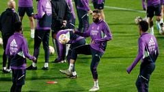 Benzema dando toques durante el entrenamiento.