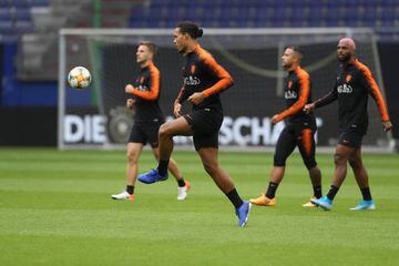 Virgil van Dijk in training with Holland