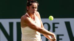 Sara Sorribes devuelve una bola ante Catherine &#039;Cici&#039; Bellis durante el  BNP Paribas Open en el Indian Wells Tennis Garden, en Indian Wells, California.