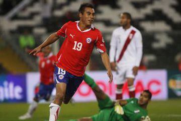 Eduardo Vargas es el máximo goleador histórico de Chile ante Perú, con siete goles en cinco partidos. La primera vez que el ex Universidad de Chile le anotó a los del Rímac fue el 11 de octubre de 2011, en la victoria por 4-2, válido por el proceso clasificatorio rumbo a Brasil 2014.
