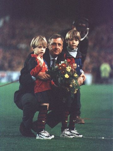 Johan Cruyff posa con sus hijos antes de su partido homenaje con el FC Barcelona. 