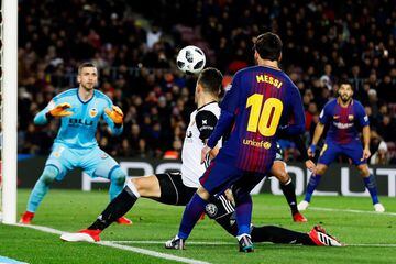 1-0. Suárez scores after a great cross by Messi.