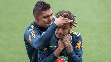 Casemiro bromea con Neymar en un entrenamiento de la selección de Brasil previo al Mundial de Rusia 2018.