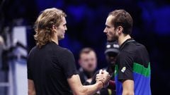 El tenista ruso Daniil Medvedev y el alemán Alexander Zverev se saludan tras su partido en las Nitto ATP Finals de Turín.