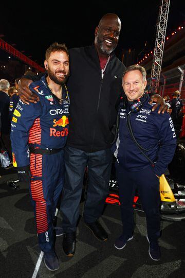 Shaquille O'Neal posa para una foto con el jefe del equipo Red Bull Racing, Christian Horner, y otro miembro del equipo Red Bull Racing.
