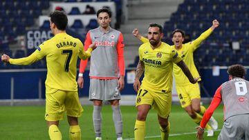 Villarreal&#039;s Spanish forward Paco Alcacer (C) celebrates scoring the opening goal with his teammates during the UEFA Europa League last-32, first Leg football match FC RB Salzburg v Villarreal CF in Salzburg, Austria, on February 18, 2021. (Photo by 