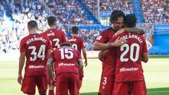 VITORIA, 01/10/2023.- El delantero del Osasuna José Arnaiz (d) celebra el primer gol de su equipo ante el Alavés en el partido de LaLiga jugado este domingo en el estadio de Mendizorrotza de Viotria-Gasteiz. EFE/ ADRIÁN RUIZ HIERRO
