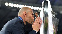 KIEV, UKRAINE - MAY 26:  Zinedine Zidane, Manager of Real Madrid kisses the UEFA Champions League Trophy following his sides victory in the UEFA Champions League Final between Real Madrid and Liverpool at NSC Olimpiyskiy Stadium on May 26, 2018 in Kiev, U