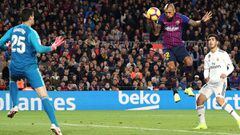 El jugador de Barcelona, Arturo Vidal, marca su gol contra Real Madrid, durante el partido disputado en el Nou Camp en Barcelona.
